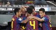 Týmové objetí hráčů Barcelony s koučem Guardiolou, ke kterému běžel Messi po své čtvrté trefě
