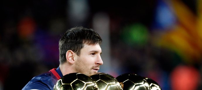 Tyhle všechny jsou moje! jakoby říkal Lionel Messi, který před zápasem s Málagou ukázal fanouškům své trofeje za vítězství v anketě Zlatý míč