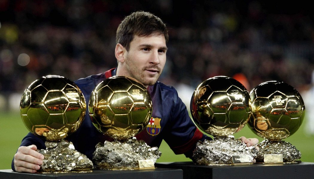 Lionel Messi se před pohárovým duelem s Málagou pochlubil fanouškům svými čtyřmi Zlatými míči