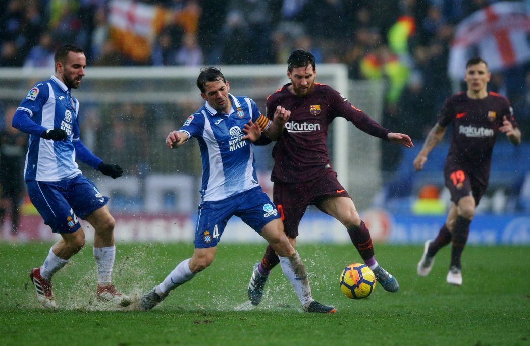 Lionel Messi v jednom z ostrých soubojů barcelonského derby