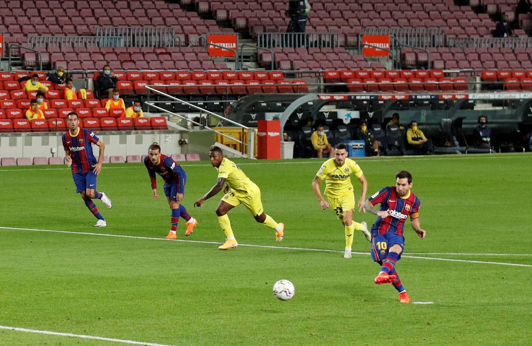 Lionel Messi proměňuje pokutový kop proti Villarrealu