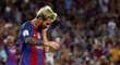 Zklamaný útočník Lionel Messi po porážce s ligovým nováčkem