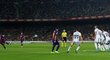 Lionel Messi dává z přímého kopu třetí gól do sítě Valladolidu