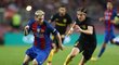 Obránce Atlétika Filipe Luis brání hvězdu Barcelony Lionela Messiho