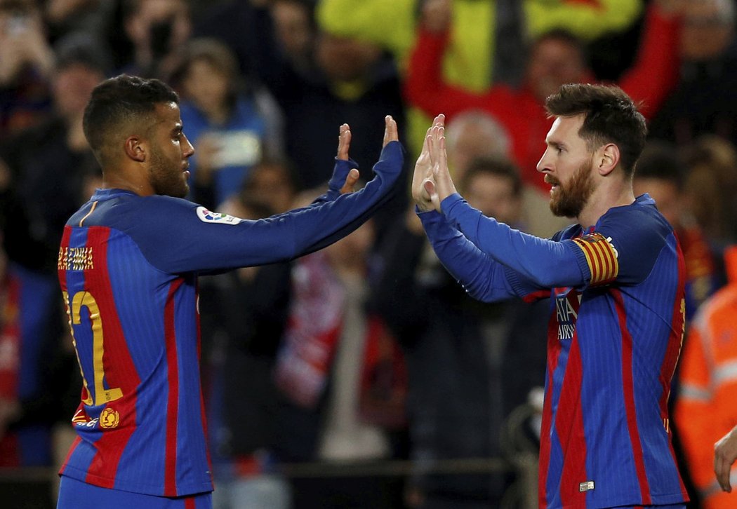 Neymar a Lionel Messi slaví branku Barcelony do sítě Celty Vigo 