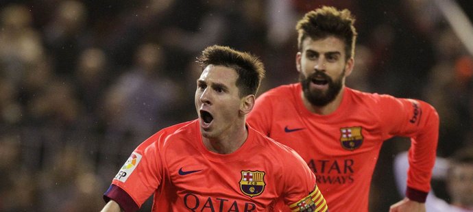Lionel Messi a Gerard Piqué se radují po brance do sítě Valencie