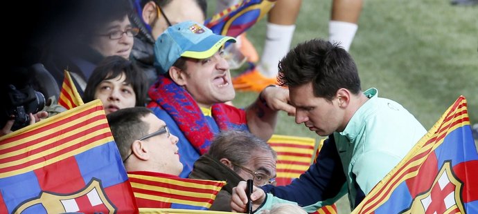 Lionel Messi se na tréninku Barcelony podepisuje fanouškům