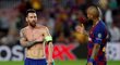 Lionel Messi se po utkání zdraví se spoluhráčem Arturo Vidalem