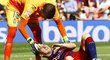 Gólman Las Palmas Javi Varas utěšuje Lionela Messiho