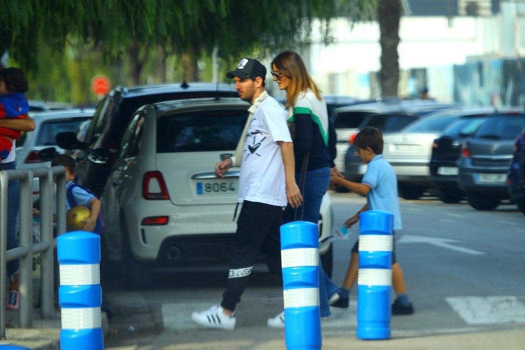 Lionel Messi se poprvé od zápasu, ve kterém si zlomil vřetenní kost, ukázal na veřejnosti