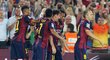 Fotbalisté Barcelony se radují z branky do sítě Eibaru