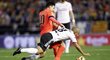Lionel Messi se snaží uprchnou Sofiane Feghoulimu z Valencie