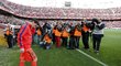Útočník Barcelony Lionel Messi nastupuje na trávník v Seville
