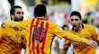 Lionel Messi (uprostřed) se raduje z gólu se svými spoluhráči v utkání proti Malaze