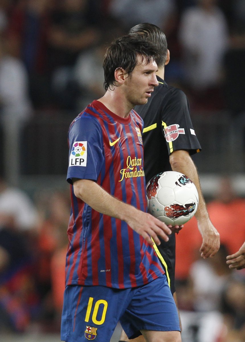 Autor hattricku Messi odchází se svou trofejí