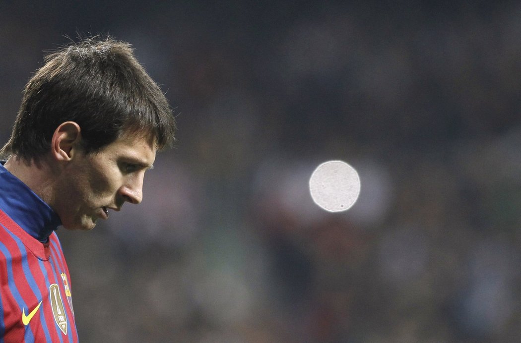 Zamyšlený Lionel Messi, momentálně nejlepší fotbalista planety
