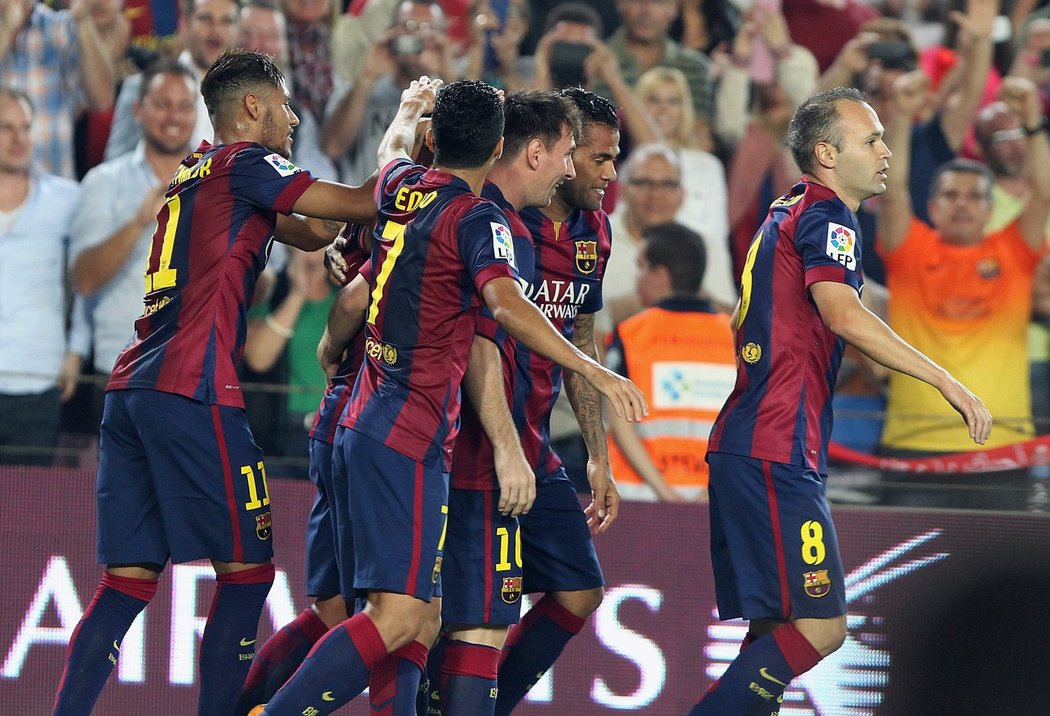Fotbalisté Barcelony se radují z branky do sítě Eibaru
