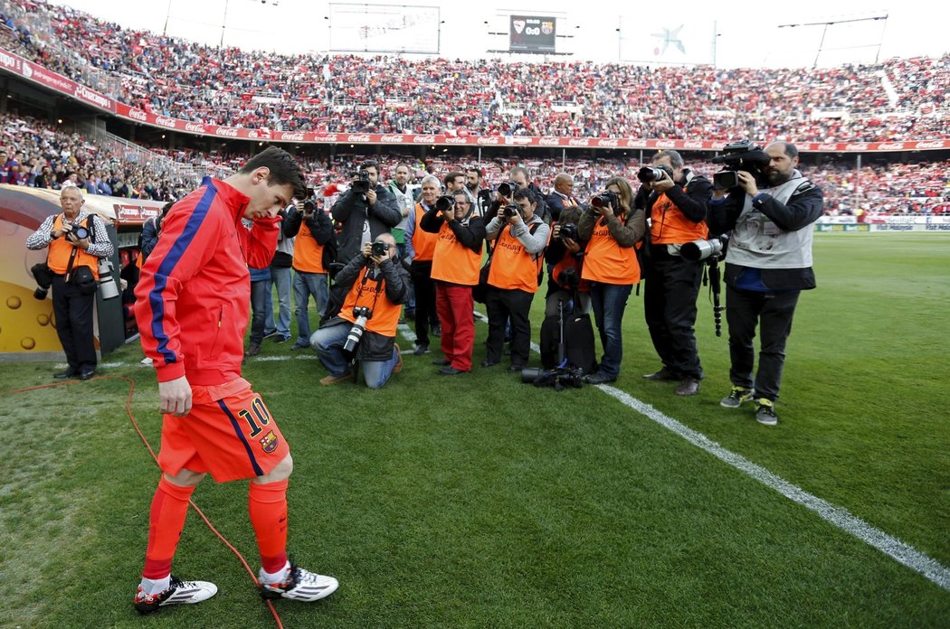 Útočník Barcelony Lionel Messi nastupuje na trávník v Seville