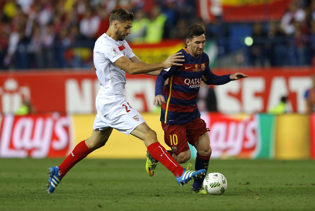Lionel Messi uniká obránci Barcelony