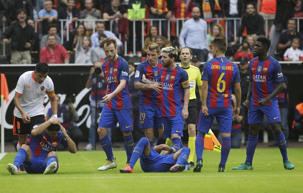 Hráči Barcelony po zásahu lahví s vodou od domácích fanoušků