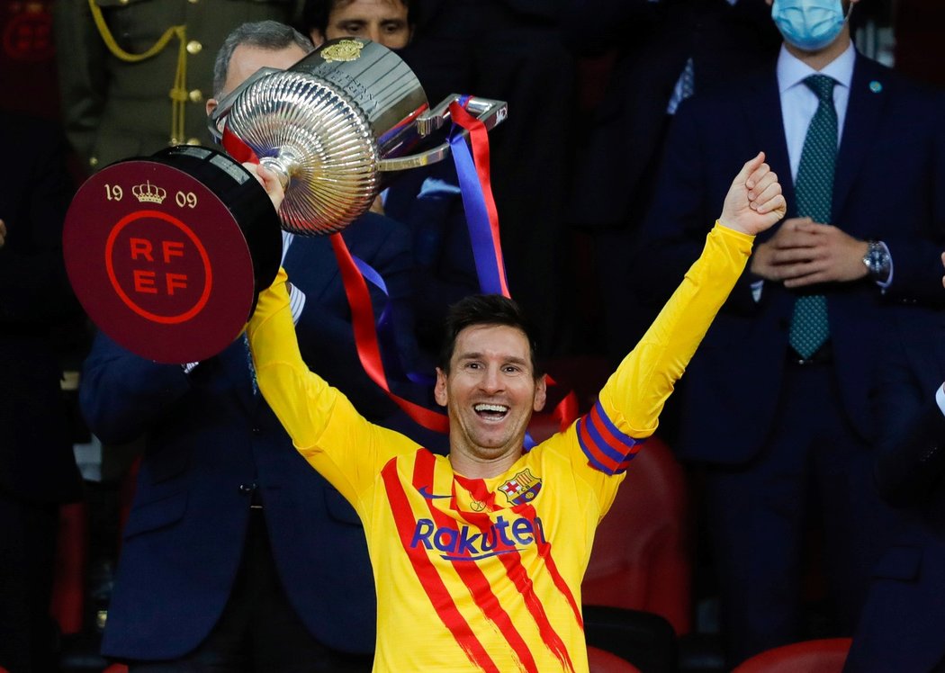 Kapitán Barcelony Lionel Messi s trofejí pro vítěze domácího poháru