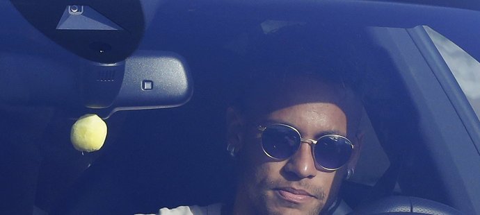 Brazilec Neymar přijíždí do tréninkového centra Barcelony, kde měl oznámit, že chce odejít do PSG