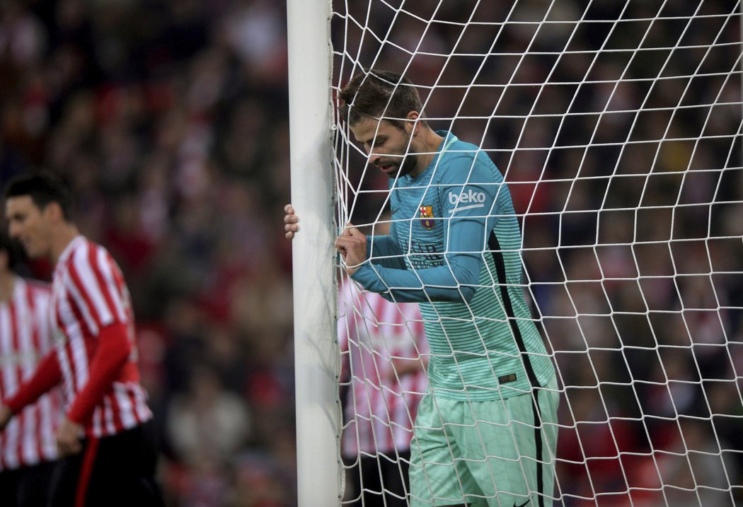 Barcelona se zlobí na rozhodčí. Obránce Piqué se po pohárové porážce s Bilbaem nechal slyšet, že jeho týmu ubllžují a pomáhají Realu Madrid.