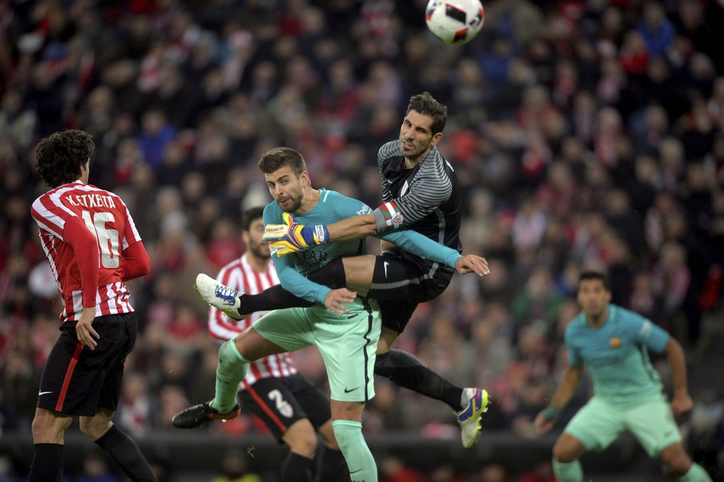 Barcelonský obránce Piqué se pohárovém duelu s Bilabem opřel do rozhodčích.