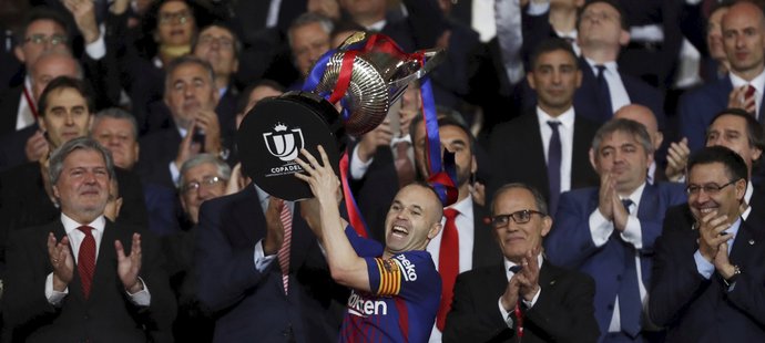 Andres Iniesta zvedá nad hlavu trofej pro vítěze Španělského poháru