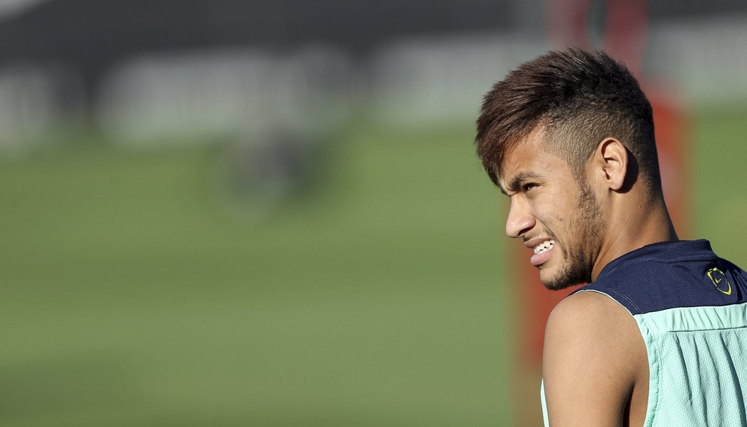 Možná nejsledovanější letní posila na fotbalovém trhu, Brazilec Neymar, na prvním tréninku s Barcelonou