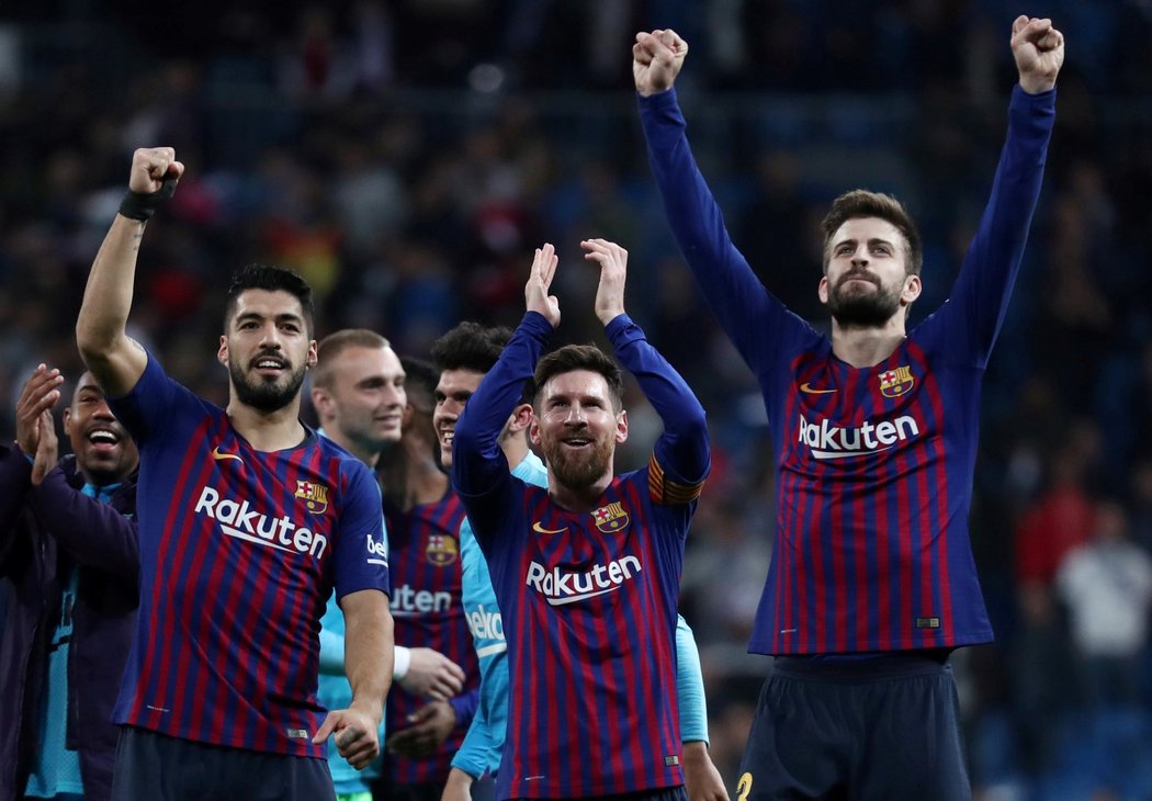 Hráči Barcelony slaví výhru v El Clásiku na hřišti Realu