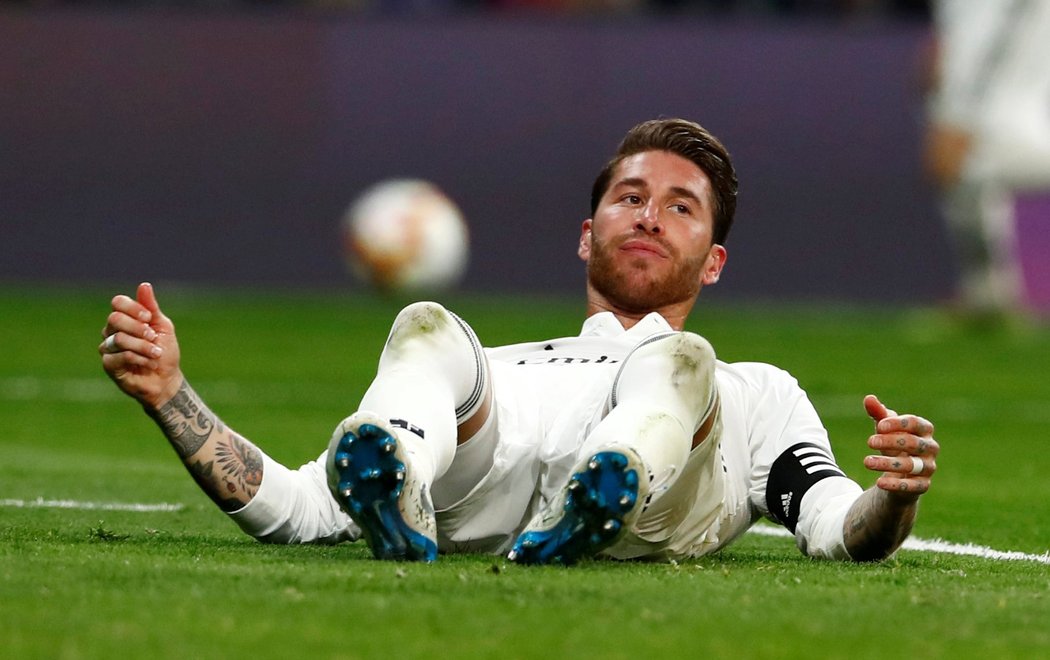 Kapitán Realu Sergio Ramos na zemi v utkání s Barcelonou