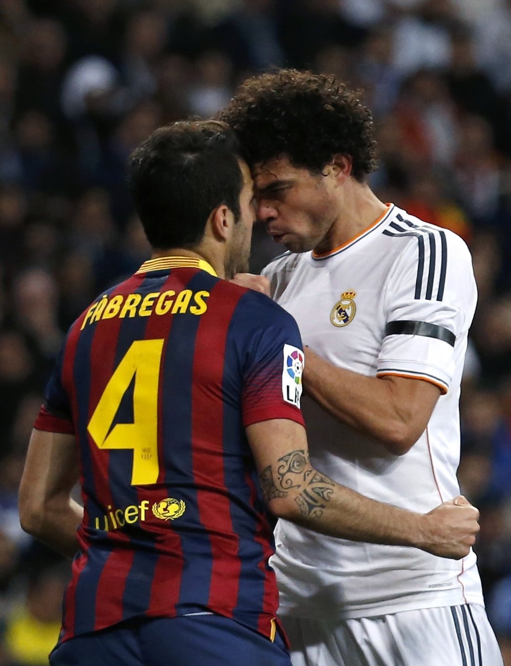Fábregas a Pepe a jejich vzájemná hlavičkovaná po Messiho gólu