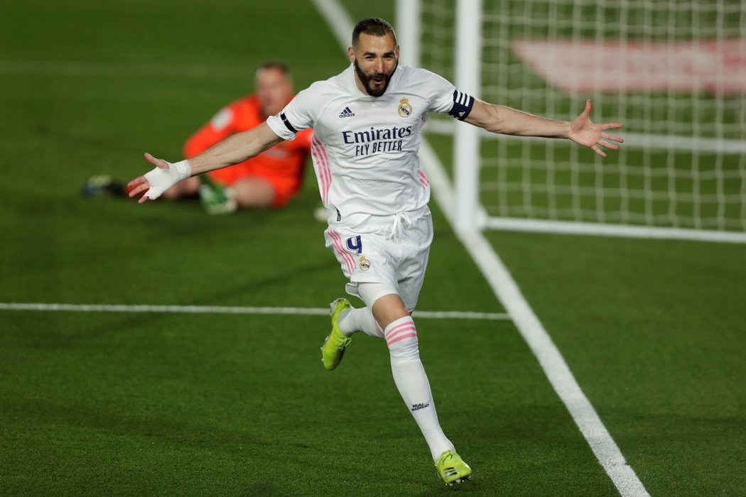 Střelc Realu Madrid Karim Benzema se raduje z branky proti Barceloně