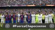 Fotbalisté Barcelony a Realu Madrid uctili před výkopem šlágru španělské ligy památku tragicky zesnulých fotbalistů Chapecoense. Ti zemřeli po letecké katastrofě v Kolumbii.
