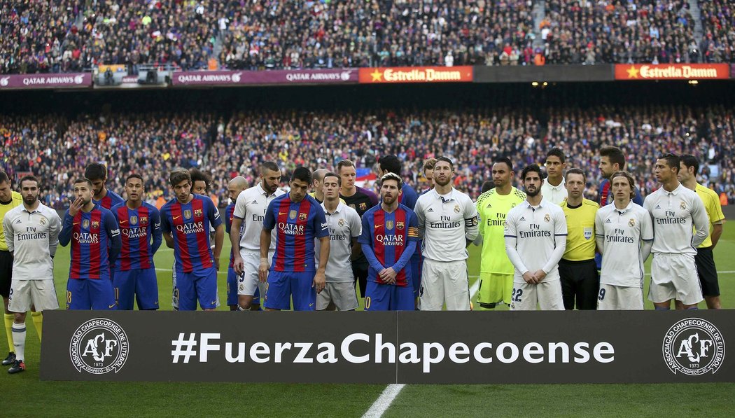 Fotbalisté Barcelony a Realu Madrid uctili před výkopem šlágru španělské ligy památku tragicky zesnulých fotbalistů Chapecoense. Ti zemřeli po letecké katastrofě v Kolumbii.