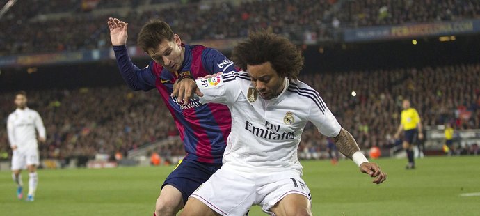 Lionel Messi v souboji s Marcelem