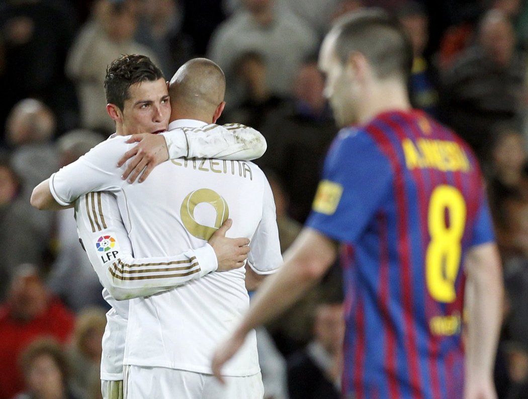 Benzema s Ronaldem si gratulují, porazili Barcelonu na její půdě