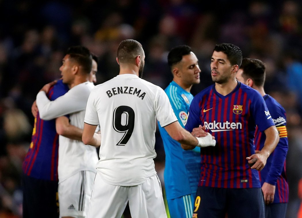 První semifinále Španělského poháru mezi Barcelonou a Realem Madrid skončilo nerozhodně 1:1. Finalistu určí druhý duel, který se hraje na stadionu &#34;bílého baletu&#34;