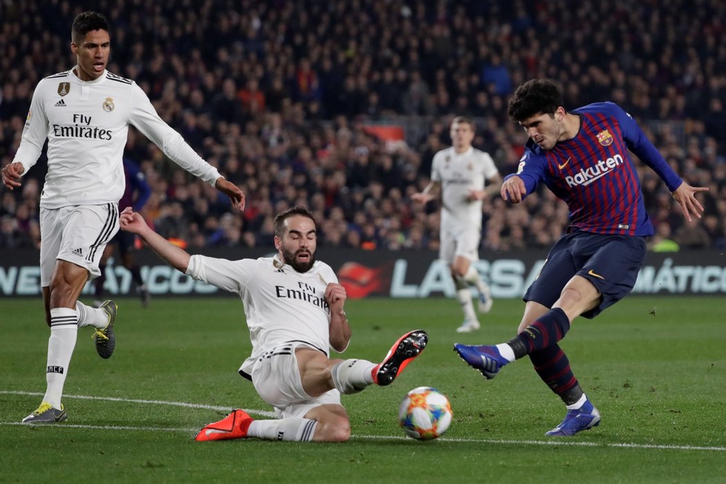 První semifinále Španělského poháru mezi Barcelonou a Realem Madrid skončilo nerozhodně 1:1. Finalistu určí druhý duel, který se hraje na stadionu &#34;bílého baletu&#34;