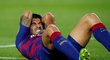 Luis Suárez v bolestech na zemi v utkání Barcelony se Sevillou