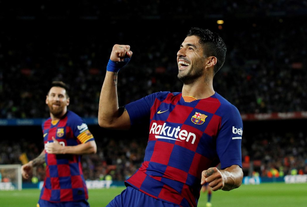 Útočník Barcelony Luis Suárez se raduje z branky do sítě Sevilly