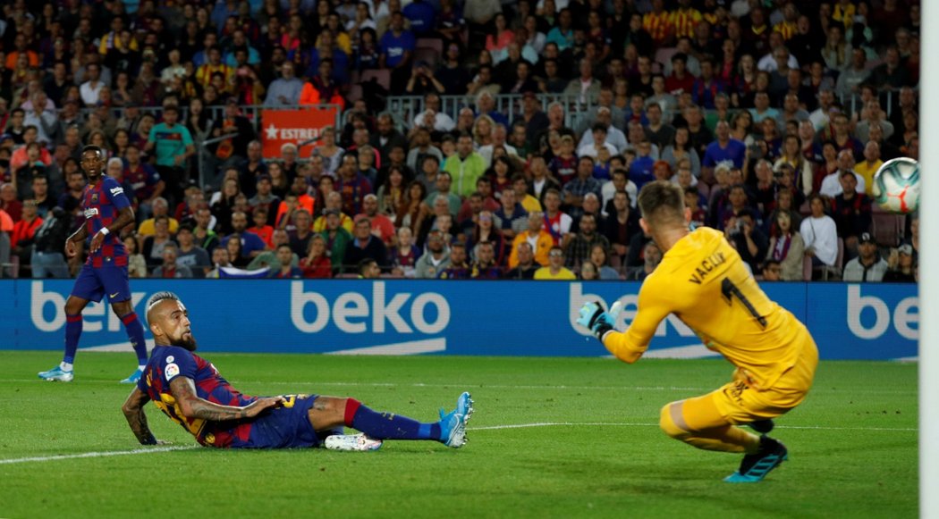 Tomáš Vaclík v souboji proti barcelonskému záložníkovi Arturo Vidalovi