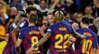 Fotbalisté Barcelony slaví gól do sítě Tomáše Veclíka, který proti nim nastoupil za Sevillu