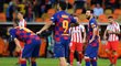 Zklamaní fotbalisté Barcelony po porážce v Superpoháru od Atlétika Madrid