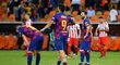 Zklamaní fotbalisté Barcelony po porážce v Superpoháru od Atlétika Madrid