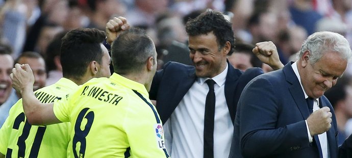 Je to tam! Śtastný trenér Barcelony Luis Enrique se objímá s hráči po zisku španělského titulu