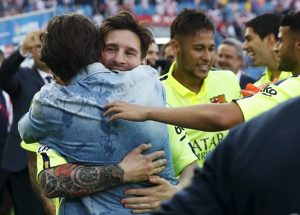 Barca slaví titul! Lionel Messi a další hvězdy se objímají s nadšenými fanoušky