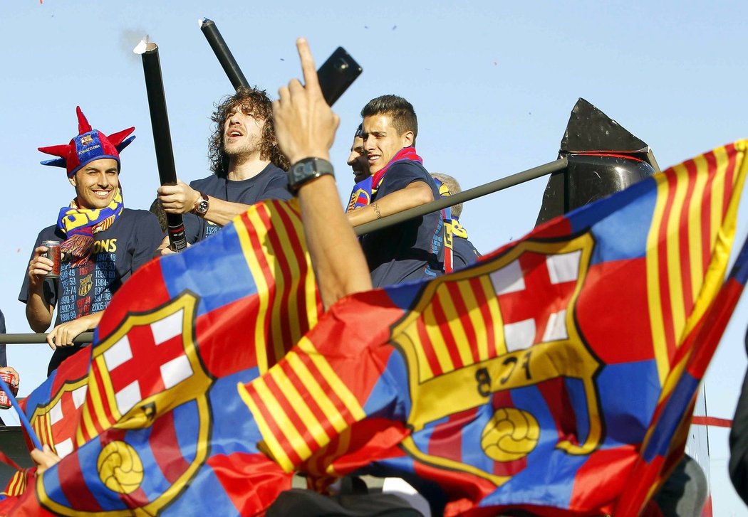 Fotbalisté Barcelony slavili 22. mistrovský titul projížďkou městem. Slavit s nimi přišly tisíce fanoušků. Titul si užíval i obránce Carles Puyol