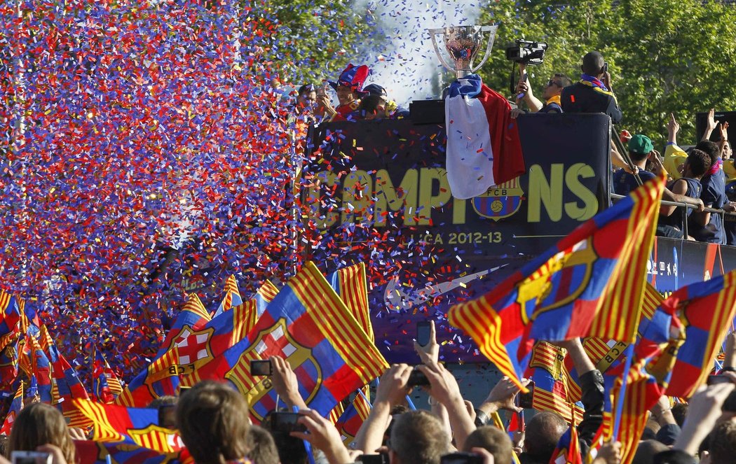 Fotbalisté Barcelony slavili 22. mistrovský titul projížďkou městem. Slavit s nimi přišly tisíce fanoušků
